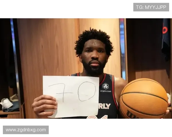 布克对恩比德表示尊重并劝其不应假摔展现真正实力